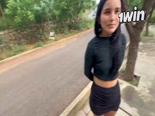 Chica desconocida pide que la folle duro joven latino, a cambio de posada en casa ajena.